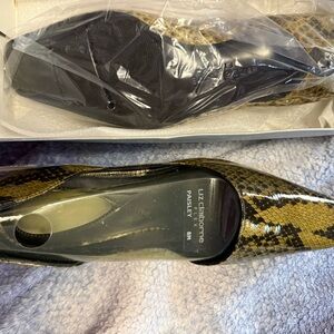 Liz Claiborne Women's Black and Gold Heels